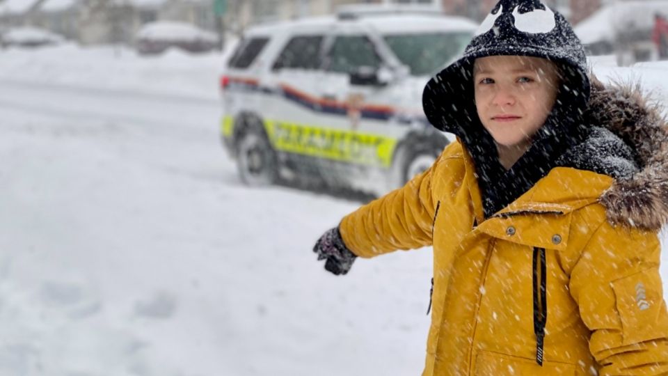 Niño salva a hombre de morir congelado; estaba tirado en medio de una tormenta invernal