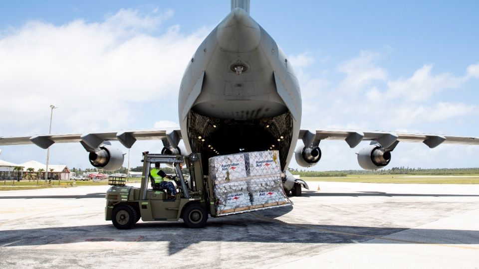 Llega más ayuda mundial a Tonga; envían comida, agua y suministros médicos