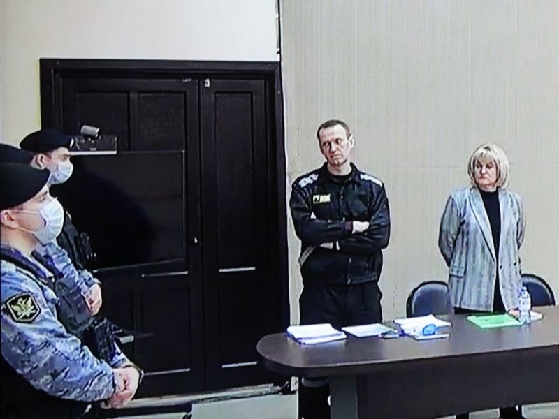 Justicia rusa condena a opositor Navalni a 9 años de cárcel