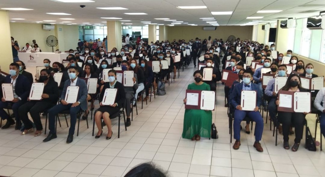 I.T.S de Comalcalco entrega 260 títulos a nuevos profesionistas