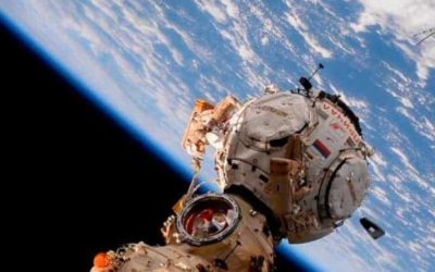 Cosmonautas realizan la caminata espacial 60 del programa ruso de la EEI