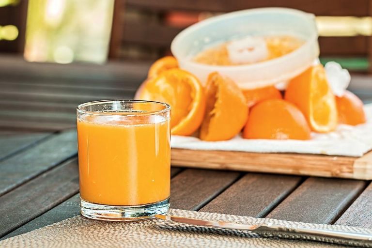 La OMS revela si es más sano comer una naranja o tomar su jugo