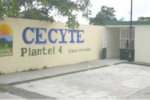 Alumnos del CECyTE 4 de Comalcalco toman clases expuestos a altas temperaturas, denuncian padres de familia.