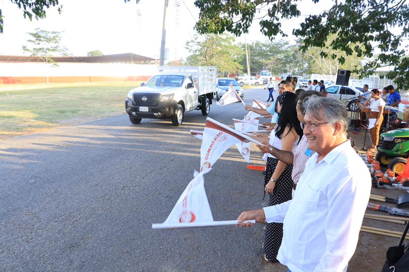 Ayuntamiento de Comalcalco hizo entrega de nuevo parque vehicular y equipamiento para mejorar las funciones de la administración.