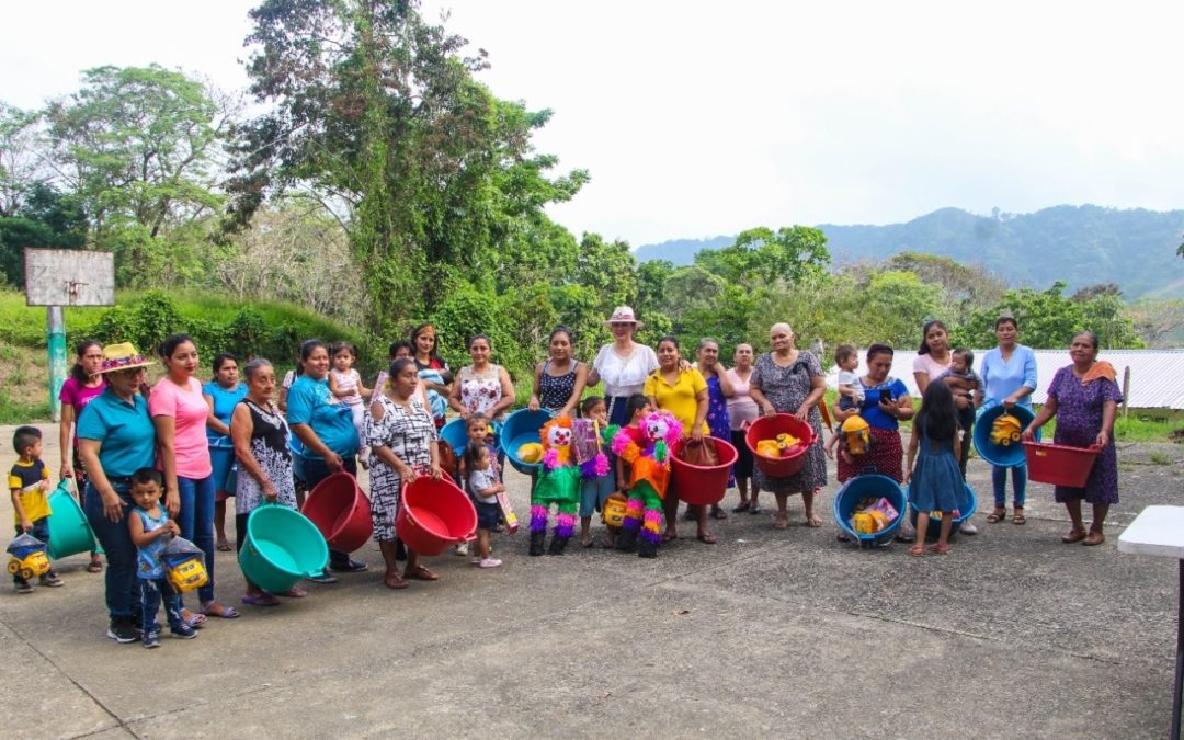 Hasta la Sierra de Huimanguillo lleva el DIF municipal regalos por el Día de las Madres
