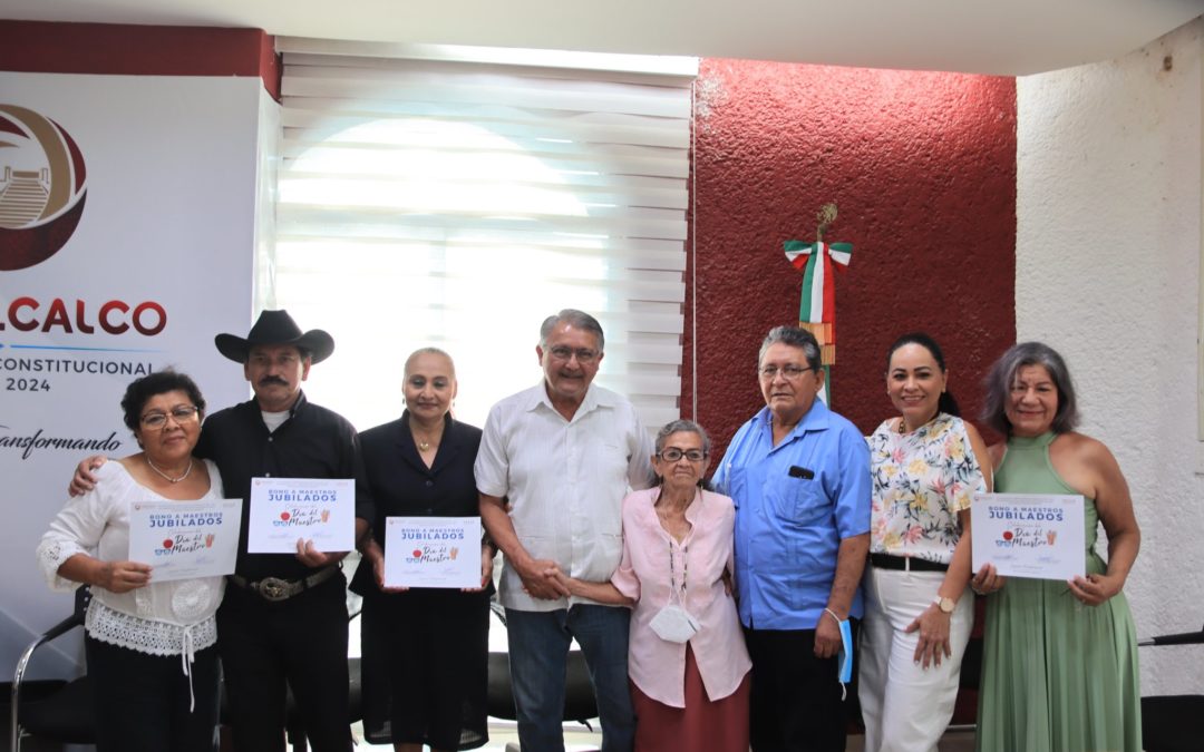 Ayuntamiento de Comalcalco entrega bonos a maestros jubilados