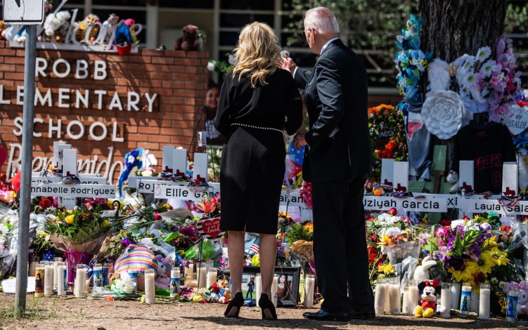 Joe Biden y su esposa visitaron la escuela en Texas en donde fueron asesinados 19 niños y 2 maestras