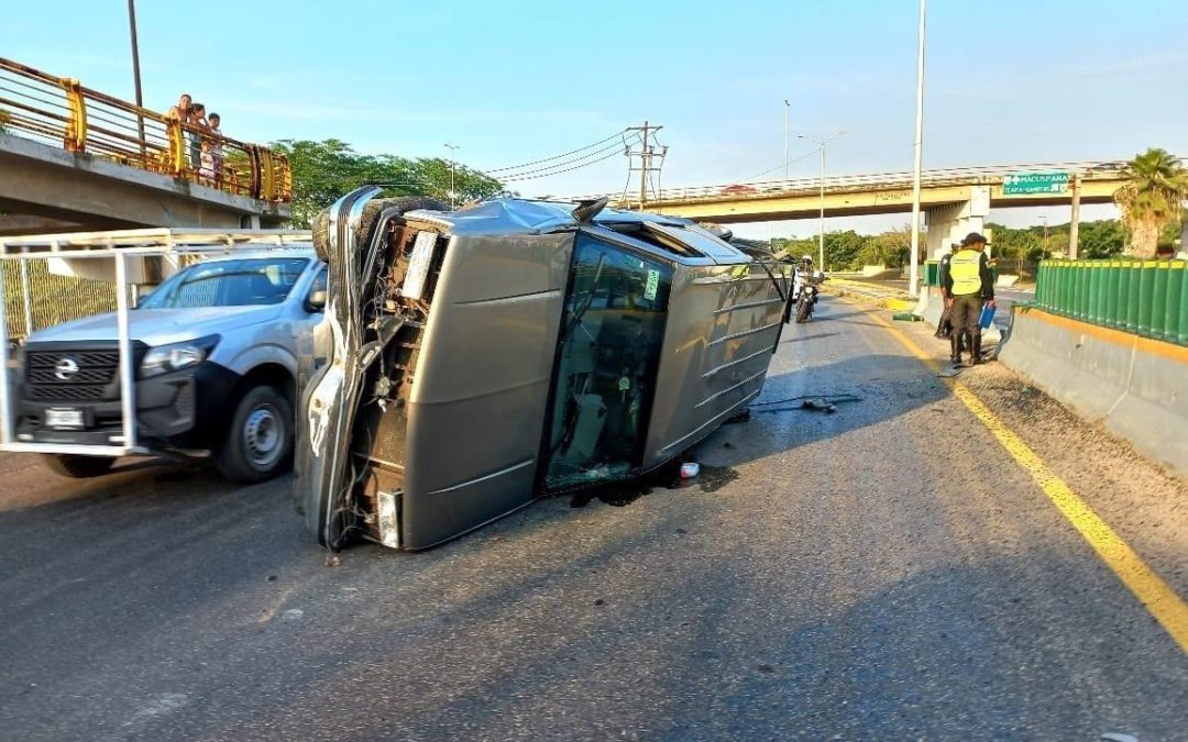 Vuelca camioneta en la carretera #Macuspana – #Villahermosa y el culpable se dio a la fuga