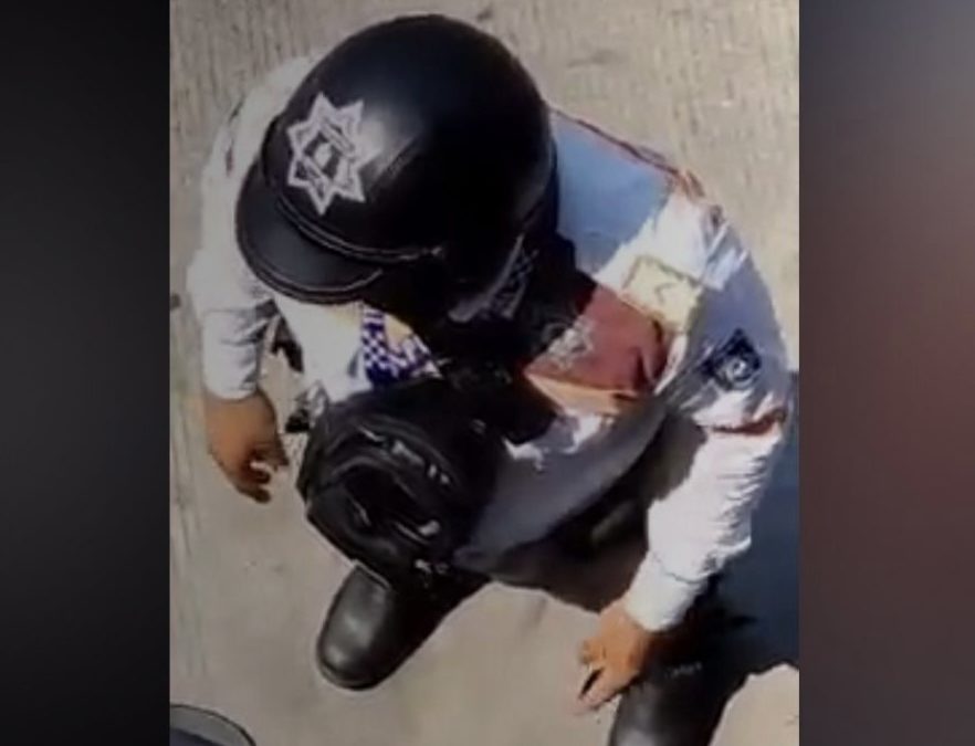 Captan a un agente de tránsito pidiendo “moche” a motociclista en Cárdenas