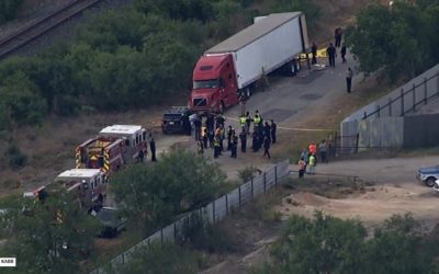 Hallan cadáveres de 42 migrantes en un tráiler en San Antonio, Texas