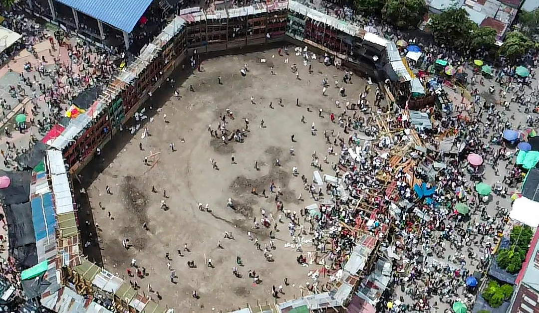 Derrumbe en plaza de toros deja varios muertos y heridos en Colombia