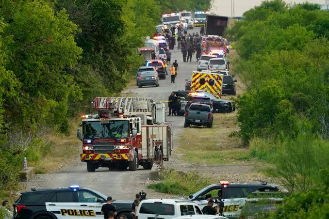 Suman 51 migrantes muertos hallados en tráiler en San Antonio, Texas