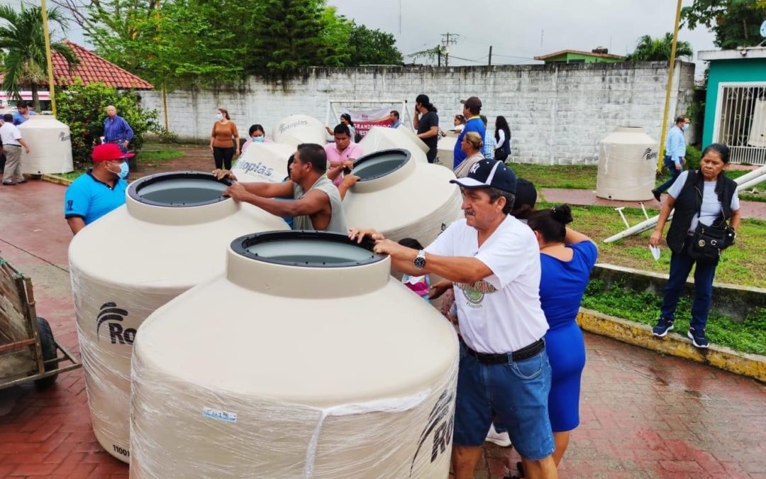 Entregan  tanques y bebederos en colonias y comunidades de Huimanguillo