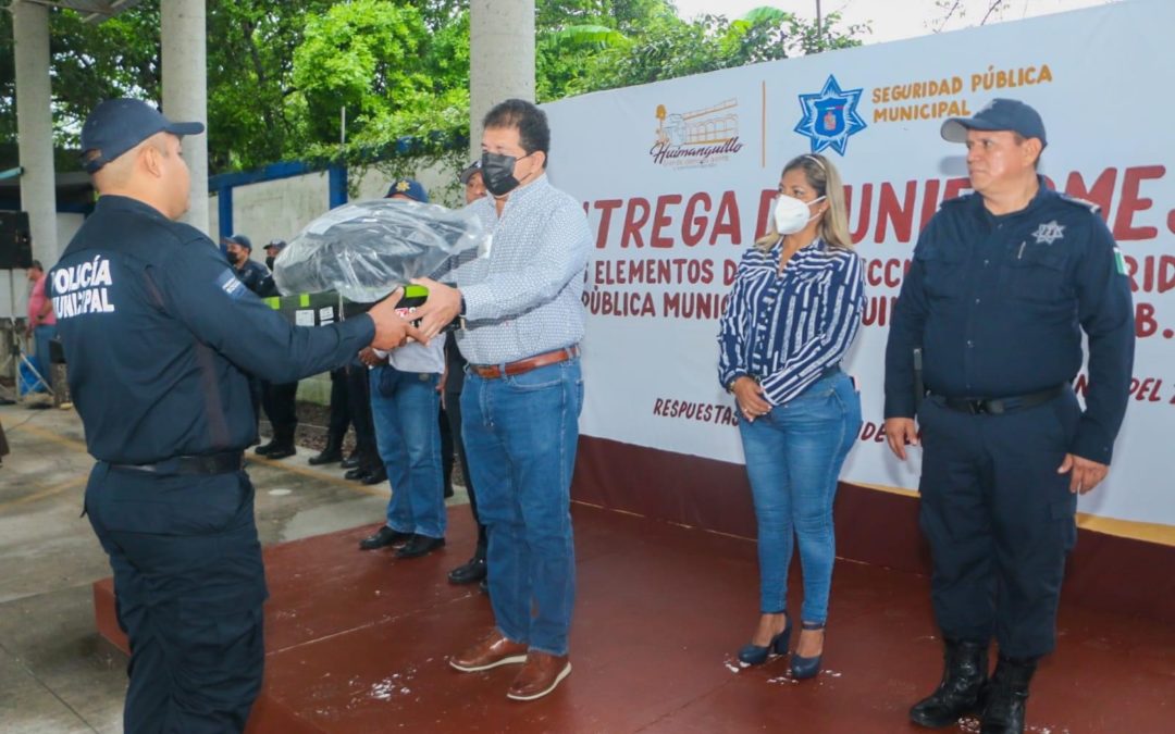 Dota alcalde de Huimanguillo de uniformes a personal de seguridad pública.