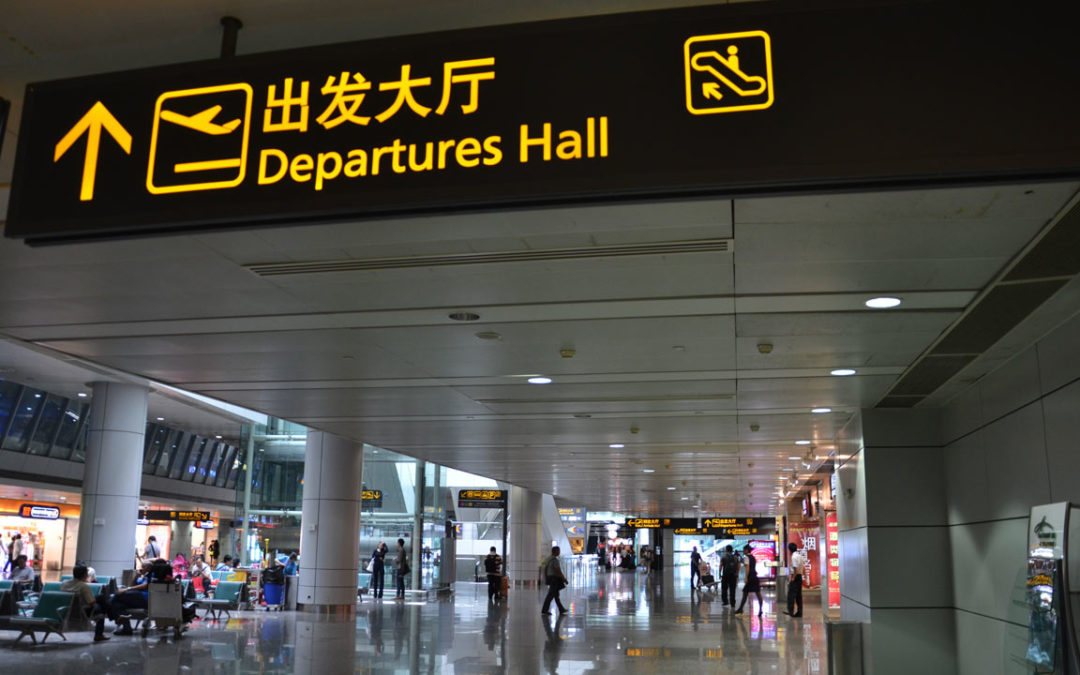 China reduce cuarentena para viajeros procedentes del extranjero.