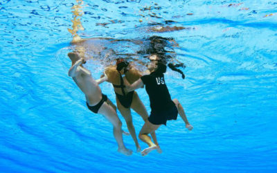 Nadadora se desmaya en plena competencia y es rescatada del agua por su entrenadora