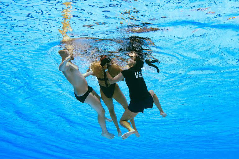 Nadadora se desmaya en plena competencia y es rescatada del agua por su entrenadora
