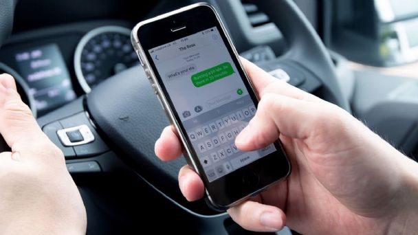 Chofer de un camión atropella y asesina a tres personas mientras conducía viendo videos para adultos