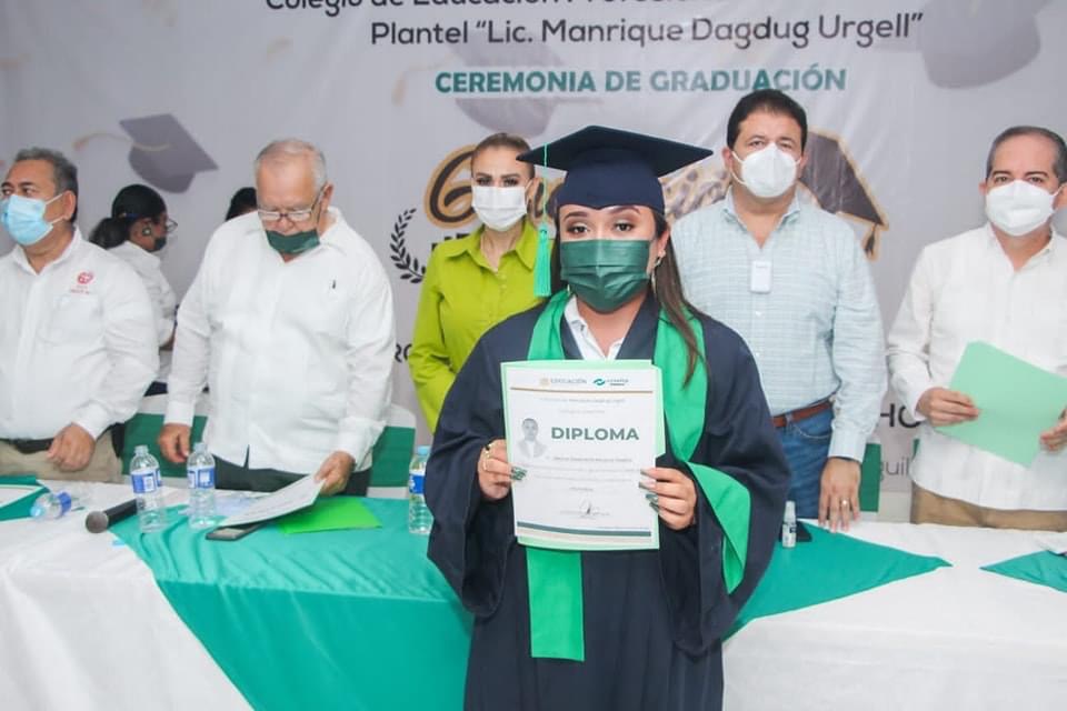 Oscar Ferrer acudió como invitado a la graduación del Conalep 099 en