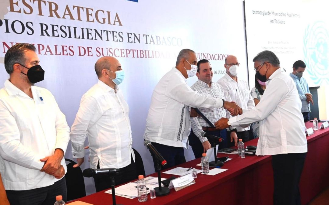 Recibe alcalde de Comalcalco Mapa Municipal de susceptibilidad ante inundaciones.