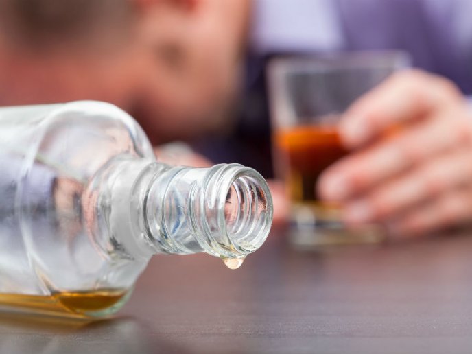 Mueren al menos 42 personas en la India por consumir alcohol adulterado.