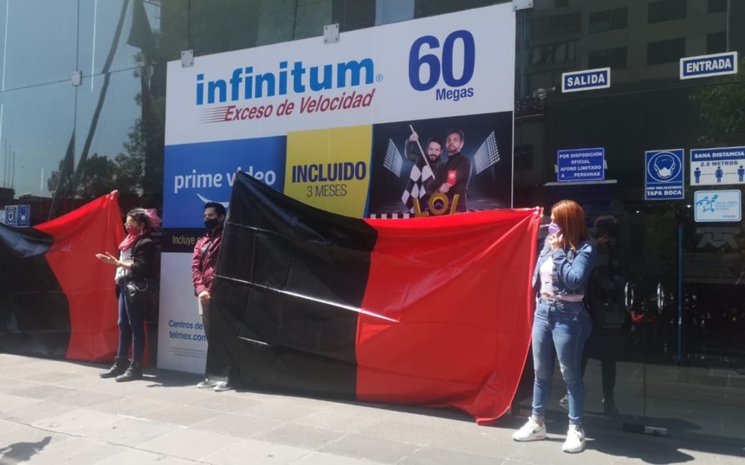 Con banderas rojinegras, estalla huelga en Telmex