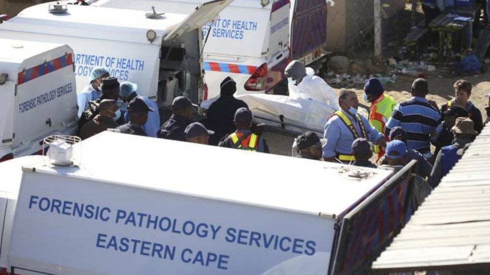 Revelan causa de muerte de 21 jóvenes hallados sin vida en bar de Sudáfrica.