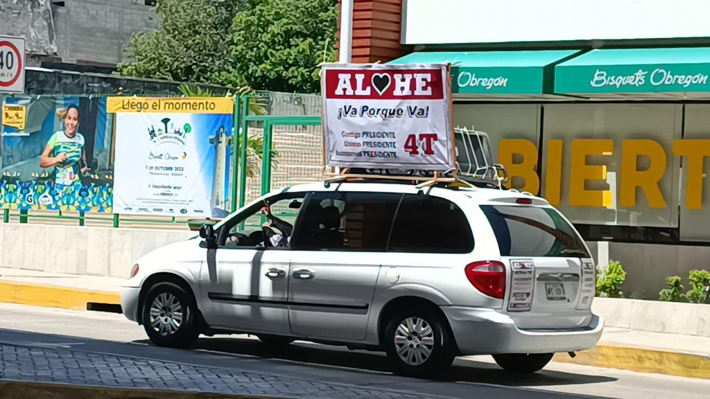 Con eslogan “ALOHE ¡Va porque Va!” una camioneta promociona al secretario de Gobernación en evento de Morena