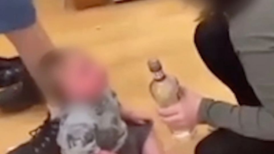 Arrestan a padres que dieron de beber vodka a su bebé