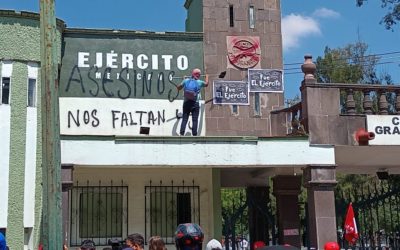 Familiares de los 43 normalistas de Ayotzinapa y estudiantes protestan en Campo Militar 1