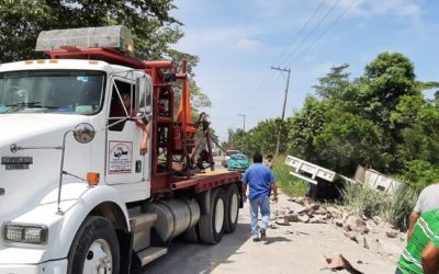 Vuelca camión cargado con cemento en Jalapa