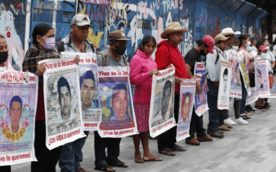 Padres de los 43 normalistas de Ayotzinapa piden justicia un día antes del octavo aniversario de la desaparición 