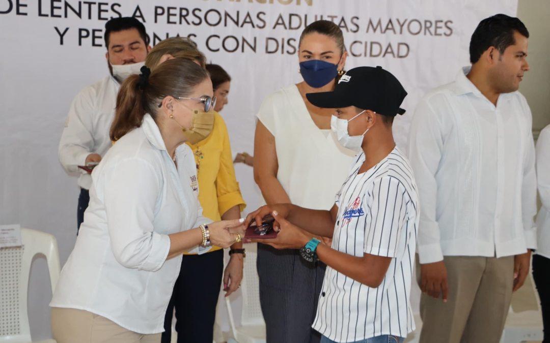 DIF estatal y municipal entregan lentes a discapacitados y adultos mayores