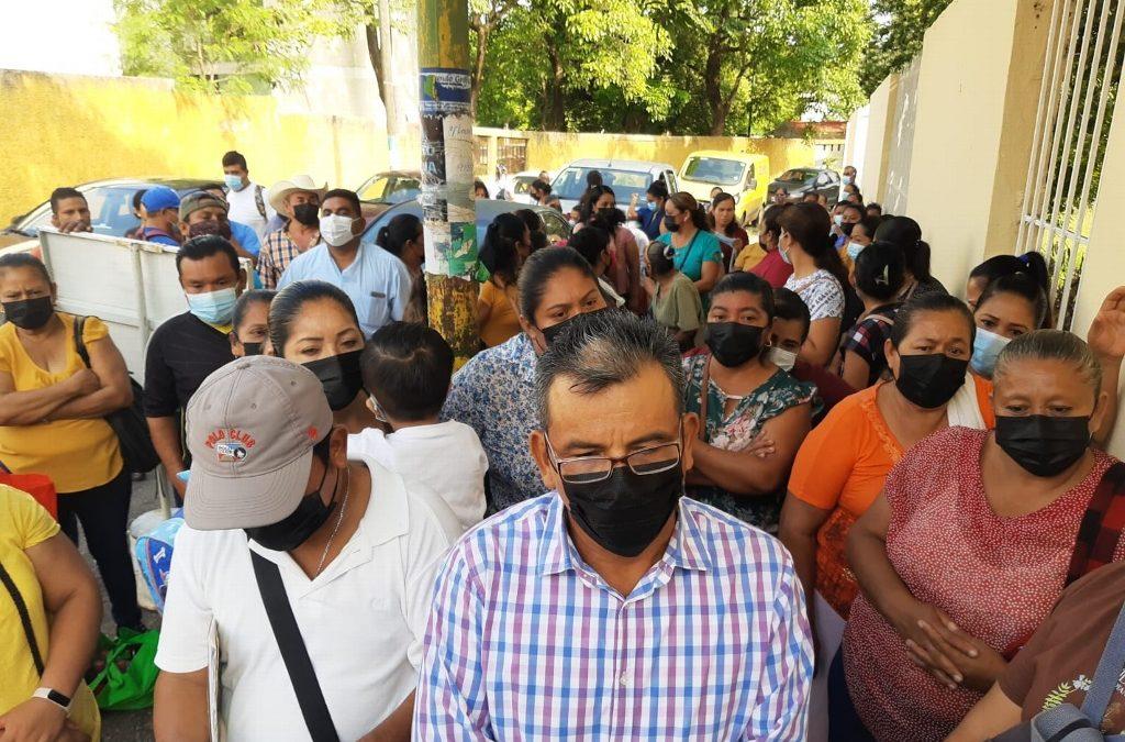 Padres de familia de la Telesecundaria “Adolfo López Mateos” de la R/a “Acachapan y Colmena” protestan en la Setab por falta de maestros.