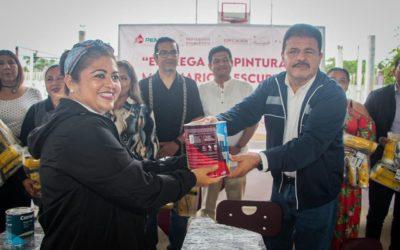 Ayuntamiento de Huimanguillo y Pemex entregan mobiliario y pinturas a escuelas del área contractual Magallanes 