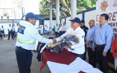 Gobierno de Huimanguillo entrega dotación de uniformes a agentes de la Policía y Tránsito 