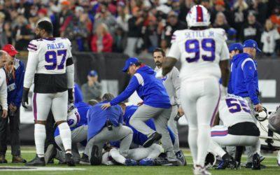 Jugador de la NFL se desploma en pleno partido; sale en ambulancia