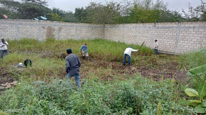 Ayuntamiento de Comalcalco realiza limpieza en predio dónde construirá cárcamo