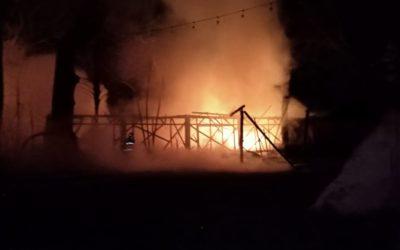 Fuego consume establecimiento en el periférico de Villahermosa