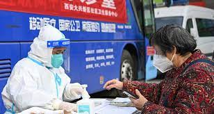 En China, afirman que se logró la inmunidad de rebaño tras contagio masivo de covid-19.