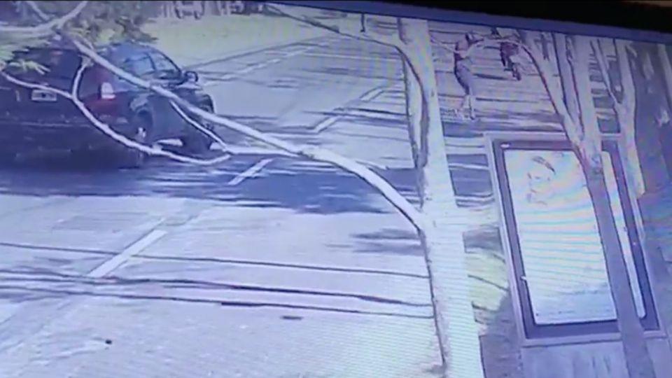 Lo chocaron y cuando gritaba de dolor en el suelo, le robaron la moto.