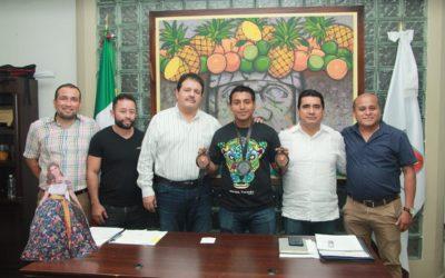 Recibe el alcalde Oscar Ferrer Avalos al deportista Emilio Zacarias Espinosa quien ganó en Mérida 3 medallas nacionales en el deporte powerlifting.