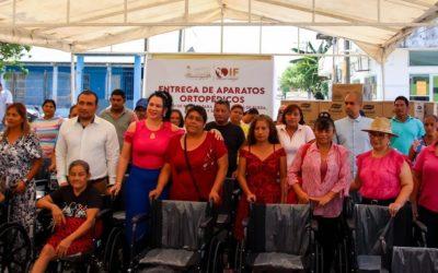 Entrega DIF municipal de Huimanguillo aparatos de movilidad asistida y pañales.