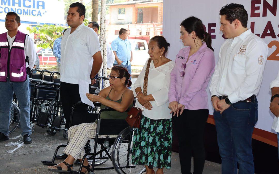 Entrega gobierno de Cunduacán y DIF municipal sillas de ruedas en el poblado Libertad.
