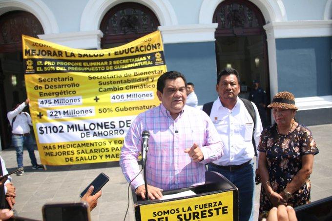 PRD estatal acude a Palacio de Gobierno a proponer reducción presupuestal y desaparición de 2 secretarias, se ahorrarían más de mil 100 millones de pesos, señala Javier Cabrera Sandoval.