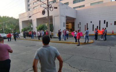 Trabajadores del hotel HYATT se manifiestan para exigir revisión del contrato colectivo de trabajo, acusan violación a sus derechos laborales .