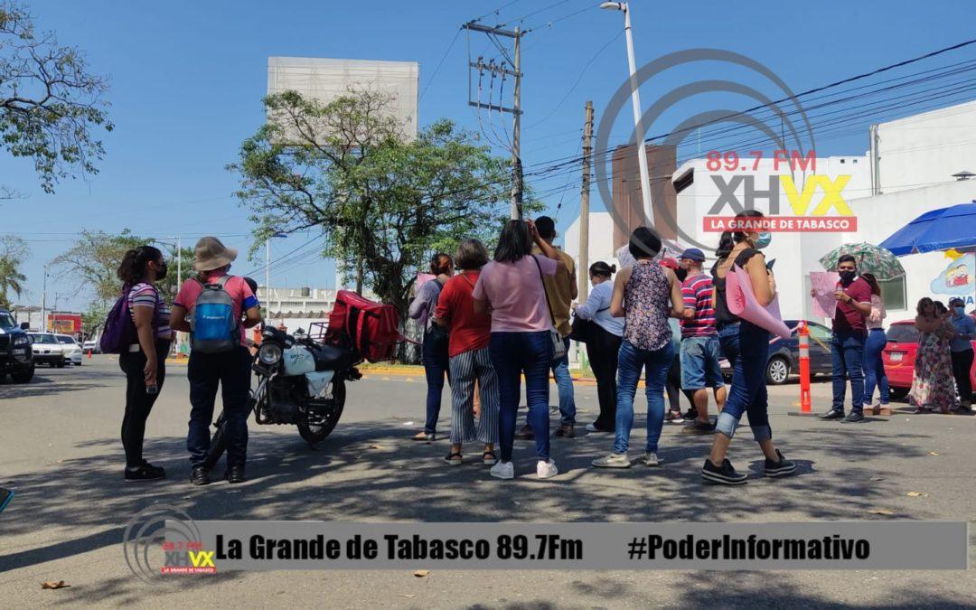 Para evitar el cierre de guardería del IMSS, padres de familia salen a la calle y cierran la avenida “27 de febrero”, afirman que no están dispuestos a permitir el cierre.