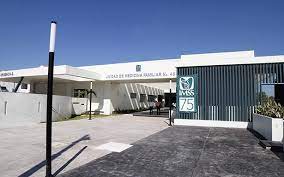 Derechohabientes exhiben saturación en los servicios de atención hospitalaria en el hospital general 46 del IMSS, los pacientes son atendidos en los pasillos del nosocomio.