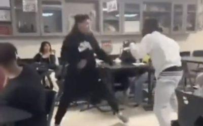 Una maestra fue brutalmente golpeada al tratar de parar una pelea de sus alumnos.