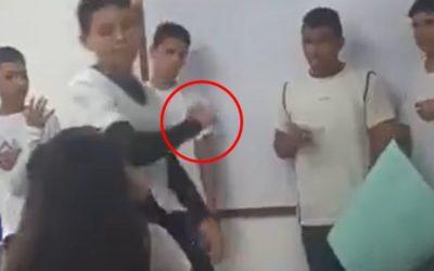 Se burló de la exposición de su compañero y él la apuñaló con una pluma en la cara.